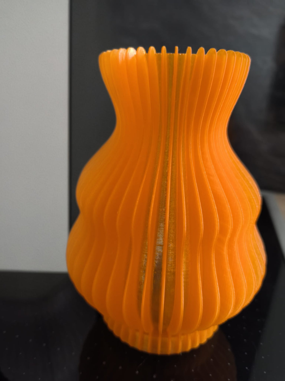 Luminna ONE LED-Designlampe in Orange, eingeschaltet