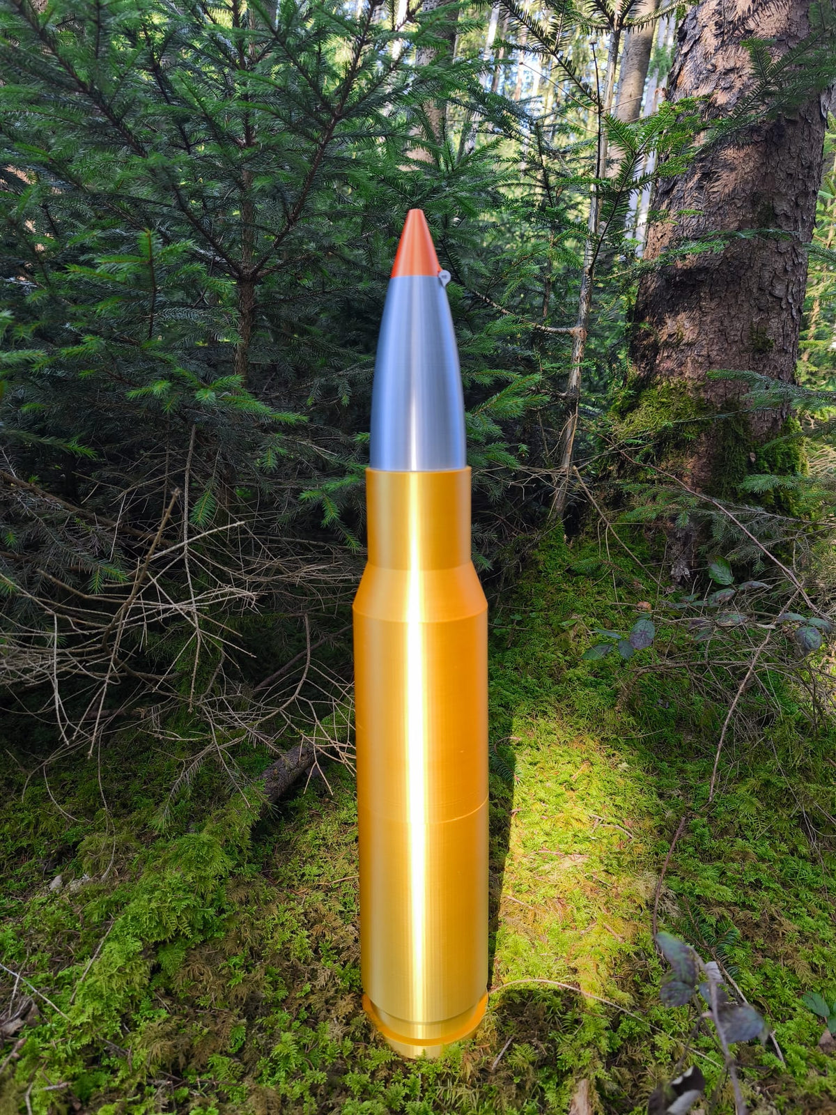 .308 Win. HIT Deko-Patrone aus PLA im Sonnenlicht