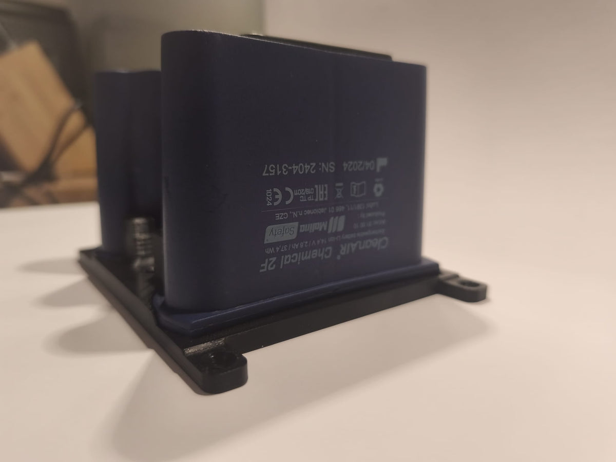 Akku-Halter CleanAir Chemical 2F montiert mit M4-Schrauben