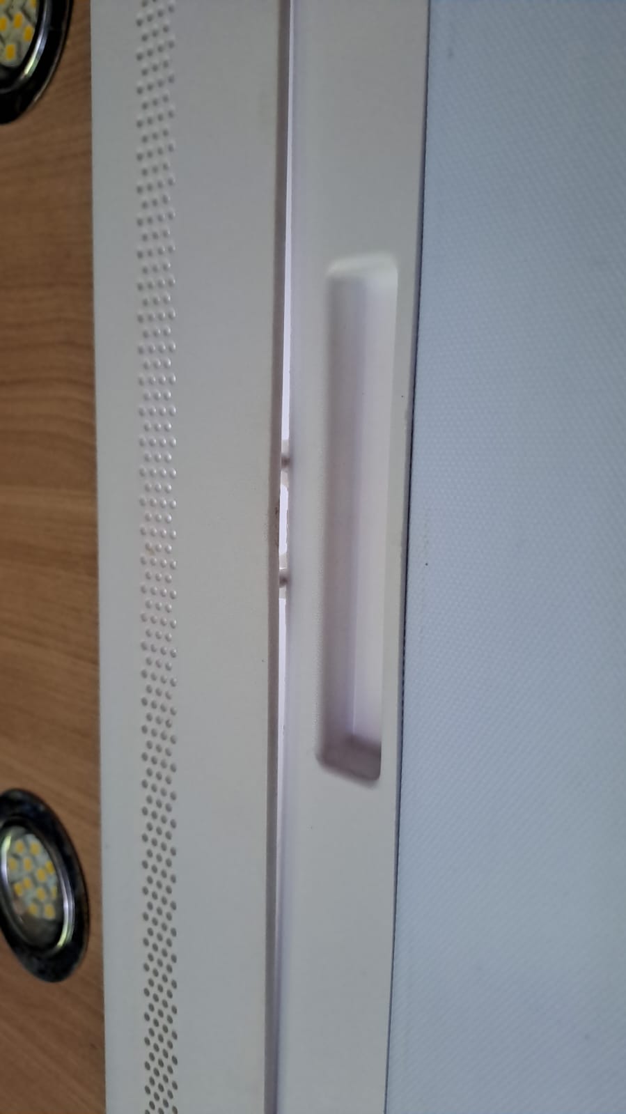 Eingebaute Maxxfan-Ersatzklemme in der Dachhauke, Seitenansicht