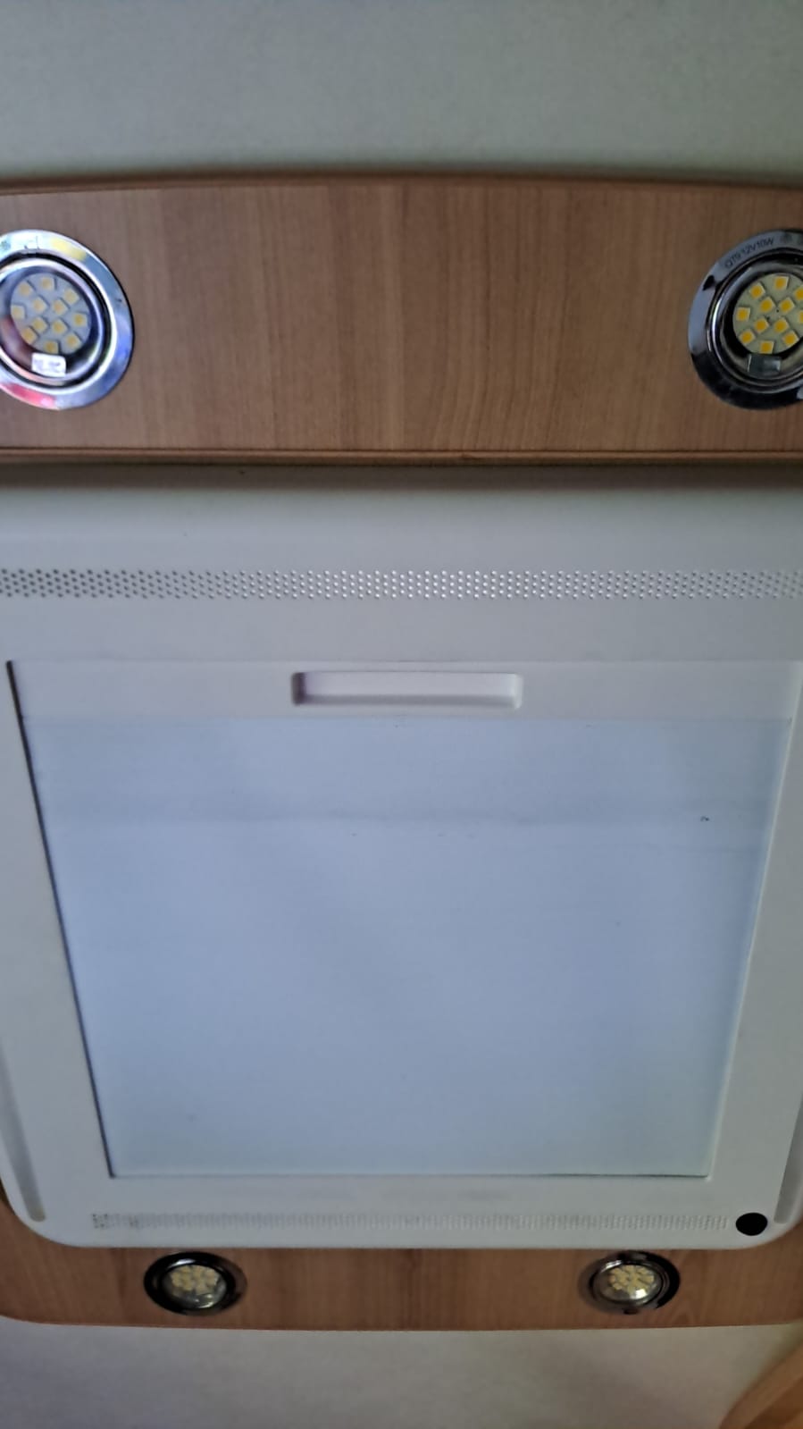 Maxxfan/MaxxShade Klemme montiert am Verdunklungsrollo im Wohnmobil