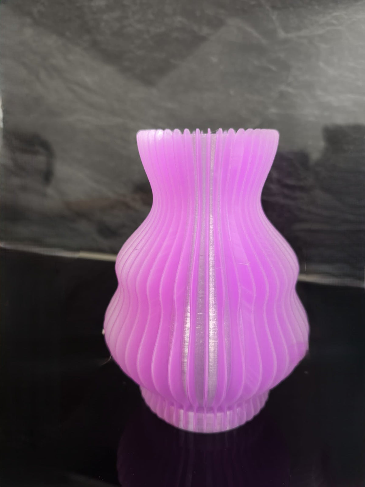 Luminna ONE LED-Designlampe in Lila, eingeschaltet