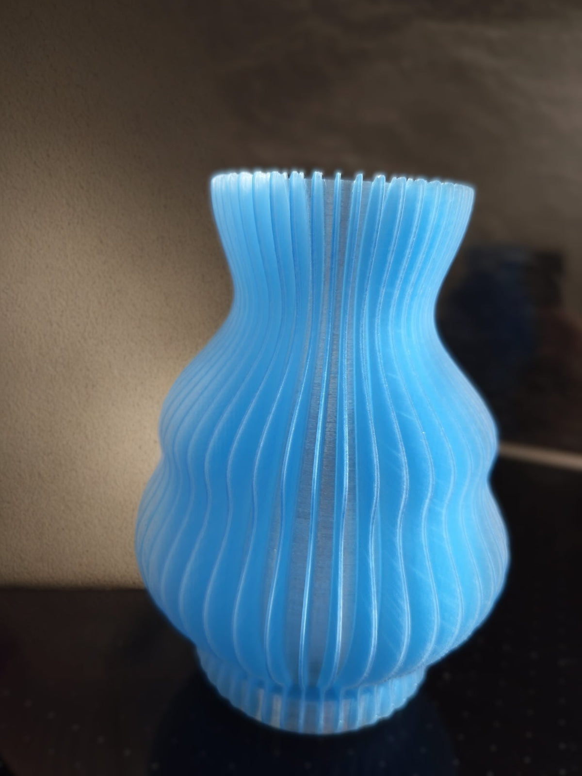 Luminna ONE LED-Designlampe in Hellblau, eingeschaltet